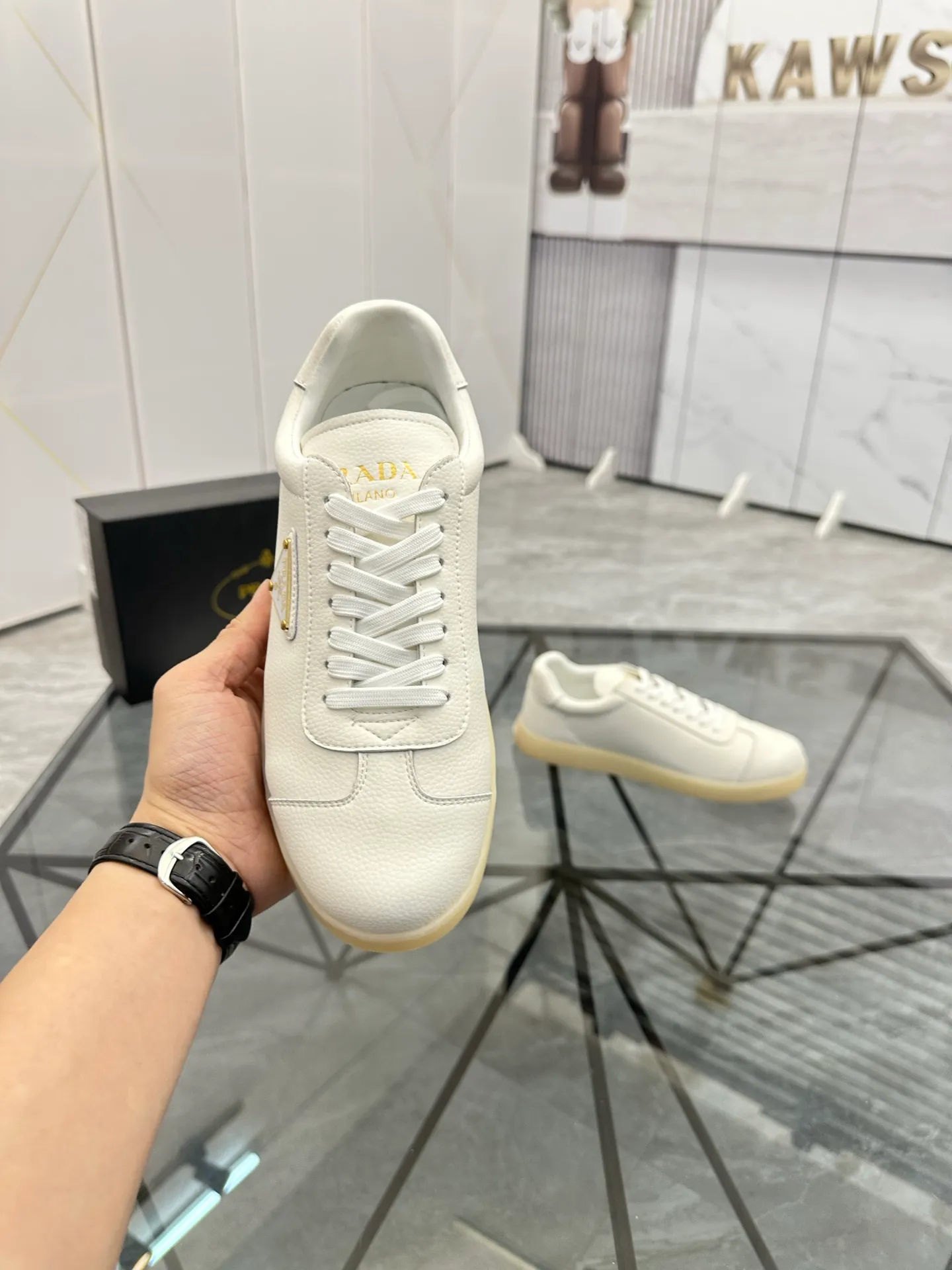 Men's shoes: 💰P400¥ Product trademark: Prada *"Prada*" low-top casual shoes Regular size: 38-44 (can be customized to 45) Product materials: imported cowhide upper, sheepskin lining, original outsole. Number: 020